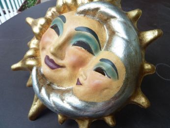 masque pour décoration soleil et lune,papier mâché, feuille d'or et d'argent, dessin à la main