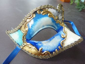 masque loup à losange tons de bleu, fond blanc, image de Venise.