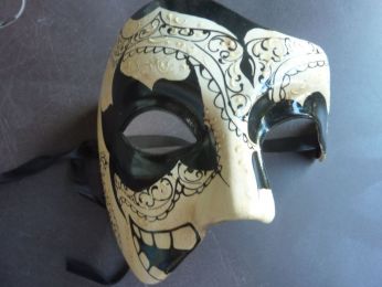 demi masque dark, dessin noir sur fond  blanc, arabesques en relief blanc, masque pour Halloween 