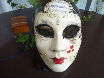 masque visage pour déguisement ou décoration, joli dessin noir et rouge sur fond blanc, arabesques blanc en relief 