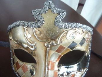 masque loup décoré à la main  avec petit carrés noir et cuivre, gallon argenté