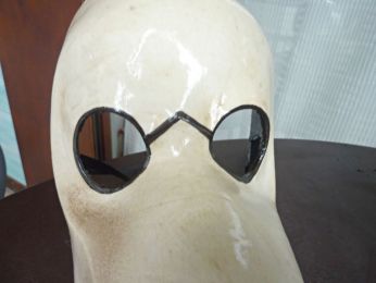 masque du médecin de la peste en taille réelle , blanc cassé, papier mâché , fait main 