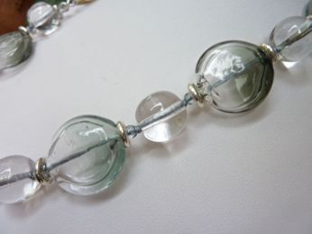 collier en verre de Murano fait main, perles rondes plaines et plates soufflées et transparents avec reflets gris clair