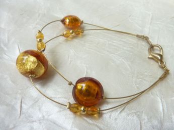 bracelet trois perles, fil en acier doré, fait main en verre de murano et feuille d'or