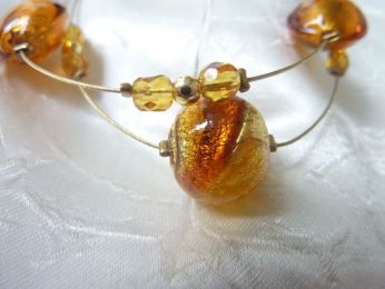 bracelet trois perles, fil en acier doré, fait main en verre de murano et feuille d'or