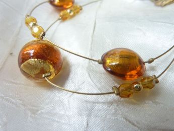 bracelet trois perles, fil en acier doré, fait main en verre de murano et feuille d'or