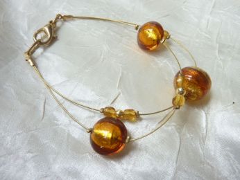 bracelet trois perles, fil en acier doré, fait main en verre de murano et feuille d'or