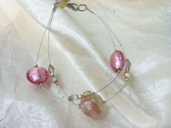 bracelet  3 perles en verre de murano fait main, couleur rose avec incrustations de feuille d'argent, fil en acier