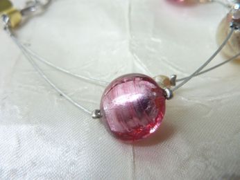 bracelet  3 perles en verre de murano fait main, couleur rose avec incrustations de feuille d'argent, fil en acier
