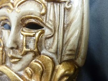 masque en céramique avec pont de Rialto e gondole, couleur ivoire et feuille d'or, à suspendre 