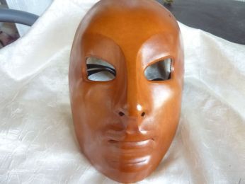 masque neutre en cuir, fait entièrement à la main