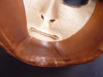 masque neutre en cuir, fait entièrement à la main