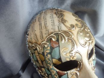 masque visage, décor fait main, sur fond blanc ivoire divers couleurs  entourées d'arabesques à la feuille d'argent,gallon argenté