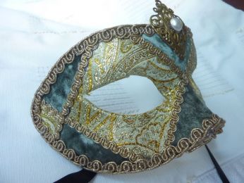 masque loup velours bleu-vert et tissu doré à losange, fait main, bijoux sur le front, double gallon,