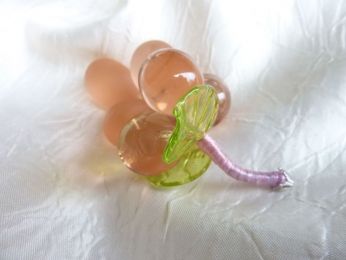 grappe de raisin en verre rose de Murano, 6 grains et 2 petites feuilles  