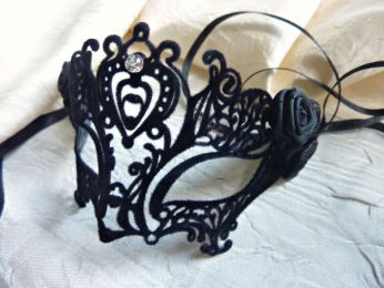 masque miniature, plumetis noir, pour collection ou décoration, il peux être utiliser comme bracelet 