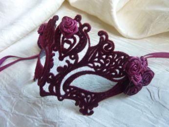 masque miniature en dentelle de métal avec plumetis bordeaux, petites roses en tissu