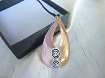 pendentif en verre rose , feuille d'or  et millefleur fait main, cordon en soie