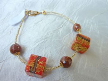 bracelet avec 2 perles à forme de cube fait main, fil en roccailles, feuille d'or
