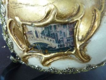 masque chat décoré à la main, sur fond blanc et noir arabesques à la feuille d'or, reproductions de vues de Venise