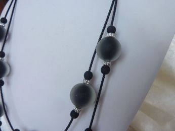 collier en verre de murano 2 fils, perles fait min couleur noir recouvertes de cristal transparent satiné, fil en rocaille noir 