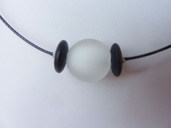 collier avec une perle blanc satiné et 2 perles plates couleur noir, verre de murano, fait main