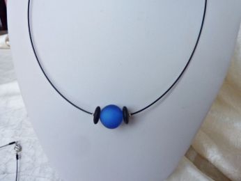 collier avec une perle centrale bleu et 2 perles noir, verre de murano , fil en acier recouvert de plastique noir
