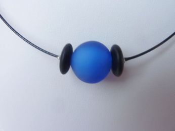 collier avec une perle centrale bleu et 2 perles noir, verre de murano , fil en acier recouvert de plastique noir