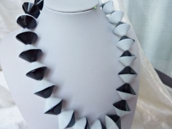 collier en verre de murano avec perles  fait main bicolores noir et blanc