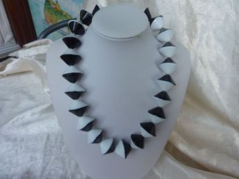 collier en verre de murano avec perles  fait main bicolores noir et blanc