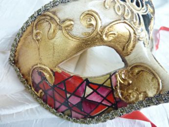 masque loup  avec reproduction d' estampe de Venise, arabesques dorées, camaïeu de rouges 