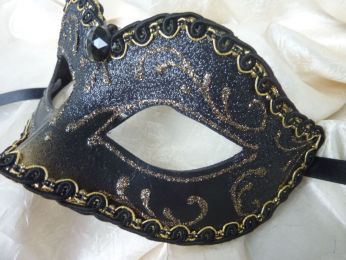 masque loup noir avec décorations noir et or en glitter doré et gallon 