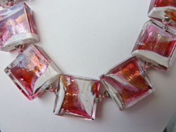 collier en verre de murano, perles carrées de couleur rose, blanc, rouge, fil en soie rose
