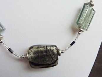 collier en verre de Murano, perles rectangulaires en gris foncé et clair