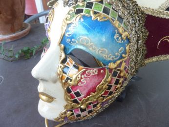 masque visage multicolore, peint à la main, coiffent en velours, gallon et clochettes dorés, bijou à forme de lion sur le front