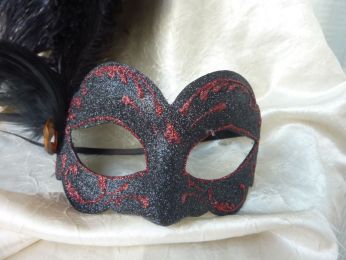 masque loup avec paillettes noir et plumes d'autrouche nois, dessin en glitter rouge, bijou sur le coté