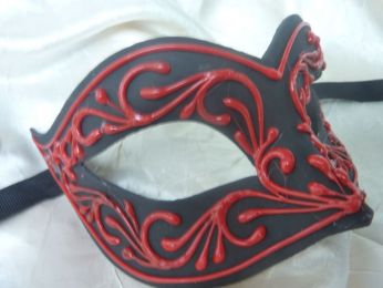 masque loup noir avec décor rouge en relief, fait main par les artisans vénitiens