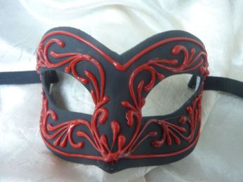 masque loup noir avec décor rouge en relief, fait main par les artisans vénitiens
