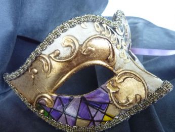 masque loup décoré à la main , fond blanc, arabesques à la feuille d'or, reproduction d'une vu du pont de Rialto, décoration mauve