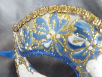 masque loup décor floréal fait à la main , couleur blanc et bleu, glitter et gallon doré