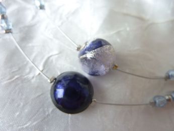 collier perles en verre de Murano, mauve foncé, petits, cristaux en verre bleu claire, fil en acier