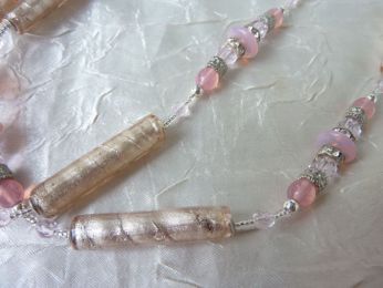 collier en verre de murano couleur rose, jolie composition de perles de diverses formes, modelle unique