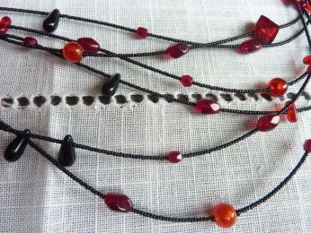 collier en verre de murano, très long , composé de perles rocaille noir , de petites perles de formes différentes et d'une grande perle soufflé, pièce unique.