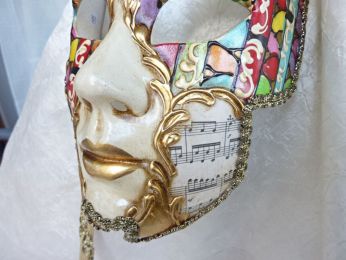 masque avec baguette dit "domino", décoré à la main, partition de musique, multicolore, gallon doré