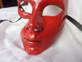 masque demi lune rouge, fait main par les artisans vénitiens