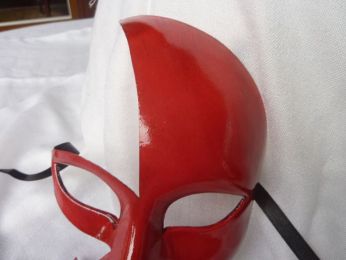 masque demi lune rouge, fait main par les artisans vénitiens