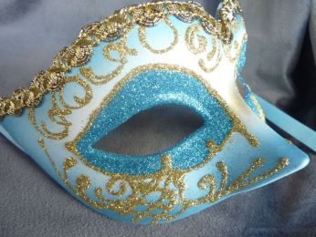 masque loup bleu claire, paillettes, gallon et glitter dorés, artisanat vénitien