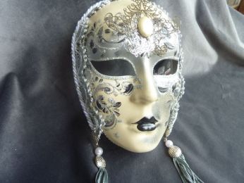 masque petit visage pour la décoration , blanc, gris, argent, gallon , pampilles, bijoux sur le front