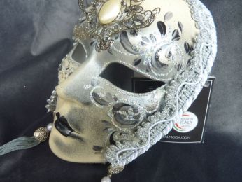 masque petit visage pour la décoration , blanc, gris, argent, gallon , pampilles, bijoux sur le front