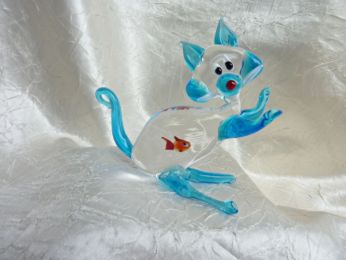 chat en verre de Murano transparent avec petit poisson rouge, fait main par les artisans vénitiens